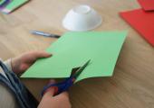 Barn som klipper en sirkel i grønt papir